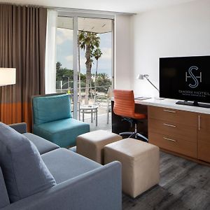 King Ocean View Grand Room